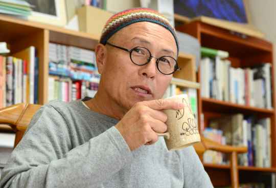 허영만 작가는 새벽에 작업실로 출근해 오전에 모든 일을 마무리하고 저녁엔 취재를 나가는 일상을 20년째 계속하고 있다.