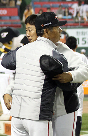배영수(오른쪽)가 4일 한화생명이글스파크에서 열린 NC와의 경기에서 승리투수가 된 뒤 김성근 감독과 포옹하고 있다.  한화 제공