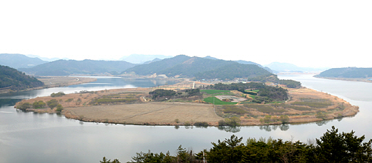 영산강의 물길이 굽이치는 전남 나주의 동강면에는 강 풍경이 한눈에 들어오는 전망대가 있다. 전망대는 강 건너 쪽에 흘러내린 지형의 이름인 ‘느러지’란 지명을 따서 ‘느러지 전망대’라고 불린다.