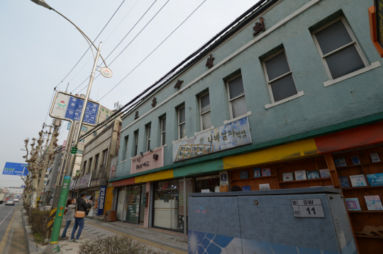 배다리사거리를 대표하는 낡은 민트색 2층 건물인 조흥상회.