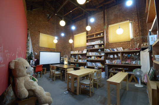 인천 배다리 헌책방거리 조흥상회 건물의 북쪽 모퉁이에 있는 ‘요일가게 다 괜찮아’ 내부. 10평도 채 안 되는 곳이지만 요일마다 특색이 있는 다른 공간으로 변신한다.   김호웅 기자 diverkim@