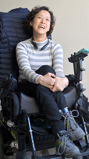 송정아 단장이 지난 3월 31일 서울 서초동 ‘장애인문화예술극회 휠’ 사무실에서 “우리 극단의 작품을 보고 장애인에 대한 인식이 달라졌다는 말을 들을 때 가장 행복하다”며 웃음을 짓고 있다.  김낙중 기자 sanjoong@