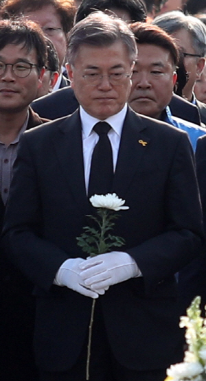 문재인 더불어민주당 대선후보가 4일 경남 김해시 봉하마을에 있는 노무현 전 대통령 묘에 참배하고 있다.  뉴시스