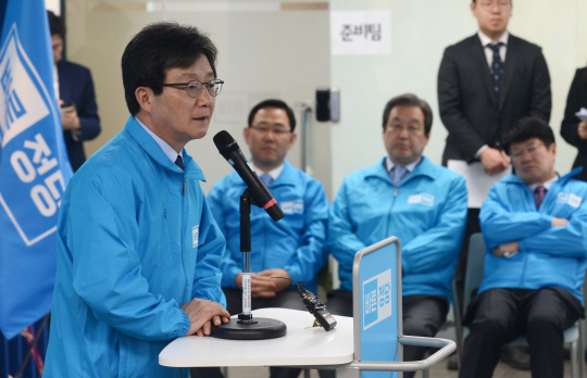 유승민 바른정당 대선후보가 4일 오후 서울 여의도 당사에서 열린 조직위원장 임명장 수여식에 참석해 인사말을 하고 있다.  뉴시스