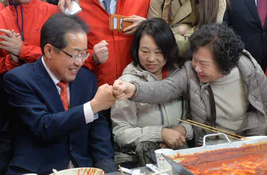 홍준표 자유한국당 대선후보가 4일 대구 서문시장을 방문해 한 시민과 주먹을 부딪치면서 파이팅을 외치고 있다.   뉴시스