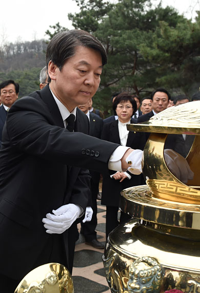 안철수 국민의당 대통령 선거 후보가 5일 오전 국립서울현충원의 김대중 전 대통령 묘소를 찾아 분향하고 있다.