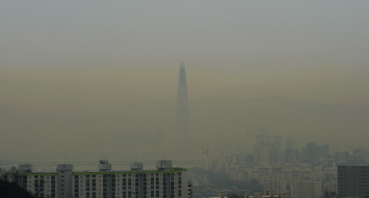 미세먼지로 인해 5일 오전 서울 남산에서 바라본 강남이 노란 먼지에 싸여 뿌옇게 보이고 있다. 먼지 안개 사이로 롯데월드타워 꼭대기가 희미하게 보인다.