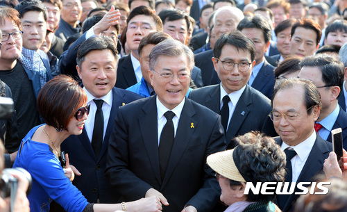 【김해=뉴시스】경남 김해 봉하마을을 찾은 문재인 더불어민주당 대선 후보가 4일 오후 시민들의 환영을 받으며 고 노무현 전대통령 묘역으로 향하고 있다.