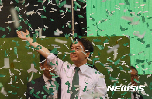 【대전=뉴시스】국민의당 대선주자인 안철수 후보가 4일 오후 대전 중구 한밭체육관에서 열린 국민의당 제19대 대통령후보자 충청권역 경선 순회투표에서 최종승리해 손을 흔들며 기뻐하고 있다.