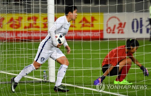 (평양 사진공동취재단=연합뉴스) 5일 오후 북한 평양 김일성경기장에서 열린 AFC 여자축구 아시안컵 예선 인도와의 경기에서 한국의 이금민이 골을 성공한 뒤 골대에서 공을 가지고 나오고 있다.