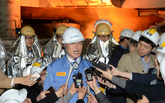 문재인 더불어민주당 대선 후보가 6일 오전 전남 광양제철소를 방문, 용광로 앞에서 취재진의 질문에 답하고 있다.