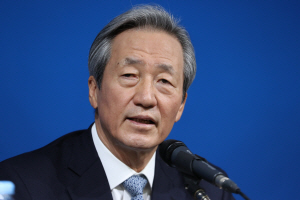 정몽준 전 FIFA 부회장 겸 대한축구협회 명예회장이 6일 서울 종로구 신문로 축구회관에서 “부당한 FIFA 징계에 대해 법적인 책임을 묻겠다”고 밝혔다.  연합뉴스