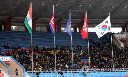 (평양 사진공동취재단=연합뉴스) 5일 오후 ‘2018 여자아시안컵’ 예선 북한과 홍콩 경기가 열린 북한 평양 김일성경기장에 태극기를 비롯한 참가국과 아시아축구연명 깃발이 걸려 있다.