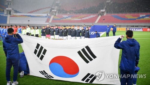 (평양 사진공동취재단=연합뉴스) 5일 오후 북한 평양 김일성 경기장에서 열린 AFC 여자축구 아시안컵 예선 한국과 인도와의 경기에서 한국 여자축구대표팀 선수들이 태극기를 보며 애국가를 부르고 있다.