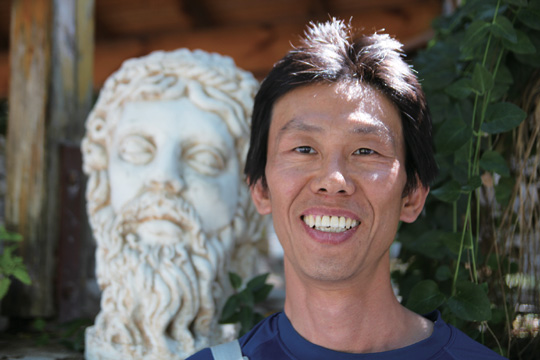 이란 여행 중 포즈를 취한 김중식 시인. 2012년부터 주이란 한국대사관에서 3년여 근무했던 경험을 바탕으로 이번 산문집을 펴냈다.