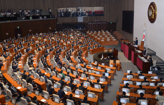좋은 정치의 가장 중요한 요소는 정당한 권위, 사적 이해관계를 벗어나 공공선을 추구하는 것이다. 사진은 국회 모습.  자료사진