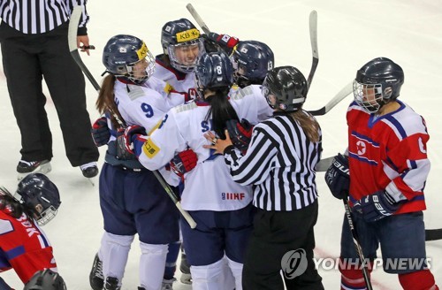 6일 오후 강원 강릉하키센터에서 열린 2017 IIHF 아이스하키 여자 세계선수권대회 디비전Ⅱ 그룹 A 대회 한국과 북한 경기에서 한국팀이 골을 넣은 뒤 환호하고 있다.