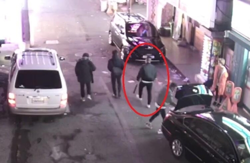 차량에서 야구방망이 꺼내는 장면