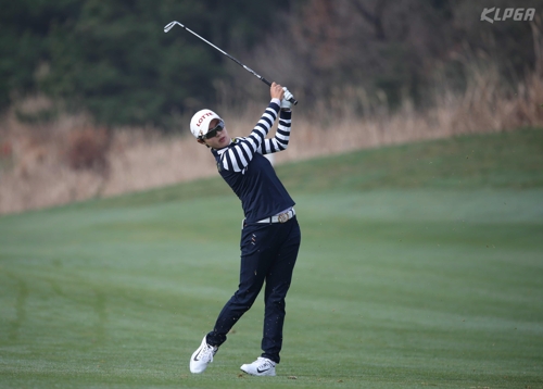 아이언샷 치는 김효주.