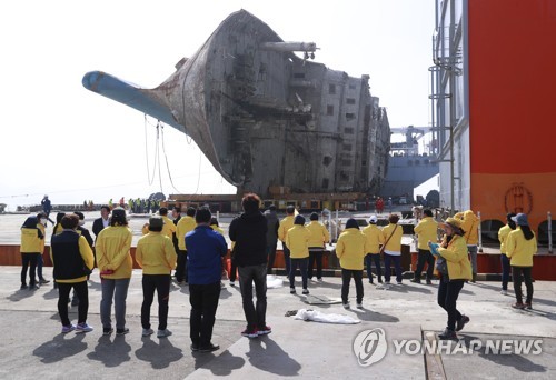 해양수산부가 8일 세월호를 육상으로 운송하기 위한 추가 이송장비 배치를 마치고 이날 오후 육상장비를 테스트한다. 운송장비 테스트 결과 문제가 없다고 판단되면 9일 육상 운송에 들어가 10일까지 거치를 완료할 방침이다. 사진은 이날 오후 세월호 희생자 가족들이 세월호를 바라보는 모습.