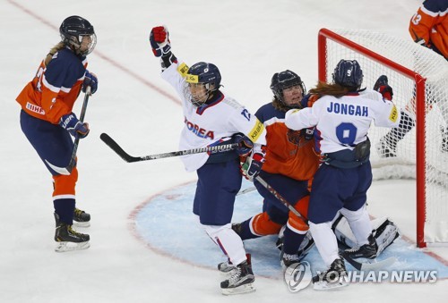 8일 오후 강원 강릉 관동하키센터에서 열린 2017 IIHF 아이스하키 여자 세계선수권대회 디비전Ⅱ 그룹 A 대회 한국과 네덜란드의 경기. 한국 한수진이 팀 첫 번째 골을 넣고 환호하고 있다.