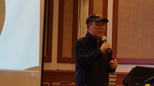 강연하는 김평우 변호사박근혜 전 대통령 탄핵 심판에서 대통령 측 대리인단으로 활동했던 김평우 변호사가 8일(현지시간) 미국 뉴저지 주 포트리에서 강연을 하고 박 전 대통령의 탄핵에 대한 부당성을 강조했다.