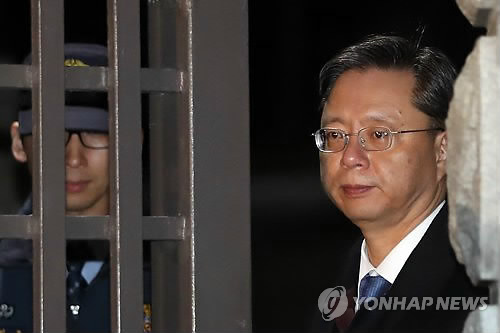 우병우 전 청와대 민정수석이 2017년 2월 22일 오전 의왕시 서울구치소를 걸어 나오고 있다. 법원은 이날 우 전 수석에 대해 박영수 특별검사팀이 청구한 구속영장을 기각했다.