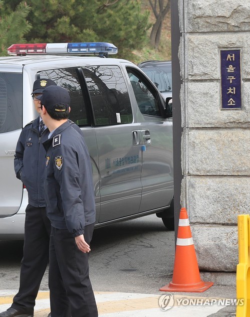 서울구치소 도착하는 검찰 차량박근혜 전 대통령에 대한 검찰의 3차 옥중조사가 시작된 8일 오전. 서울 중앙지검 소속 차량이 경기도 의왕시 서울구치소로 들어가고 있다.