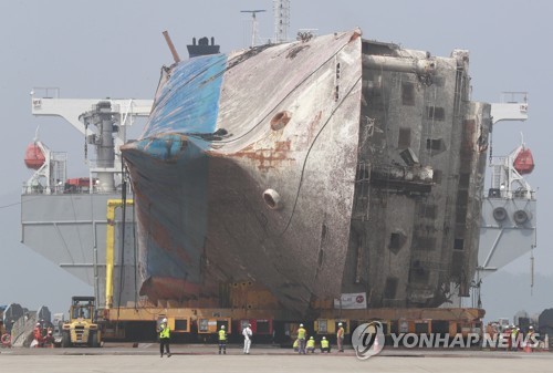 9일 오전 최종점검을 마친 세월호가 이날 오후 본격적인 양육작업을 위해 반잠수선 위에서 600대의 모듈트랜스포터 위에 실린 채 부두쪽으로 이동하고 있다. 해양수산부는 이날 오전 브리핑에서 “오전 9시부터 세월호를 들어올린 모듈트랜스포터가 반잠수식 선박 끝 쪽으로 이동을 시작했다”며 “만조에서 물이 빠지기 시작하는 오후 1시 안팎에 부두 위로 이동을 시작한다”고 밝혔다.