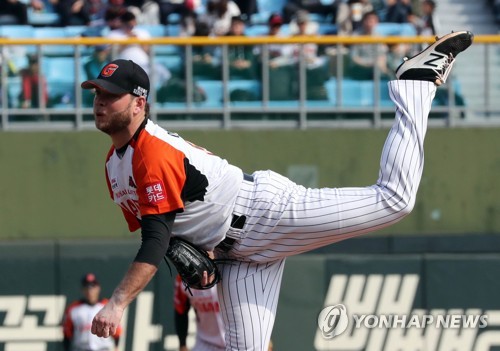 (부산=연합뉴스) 롯데 선발투수 애디튼이 9일 부산 사직야구장에서 LG를 상대로 역투하고 있다.