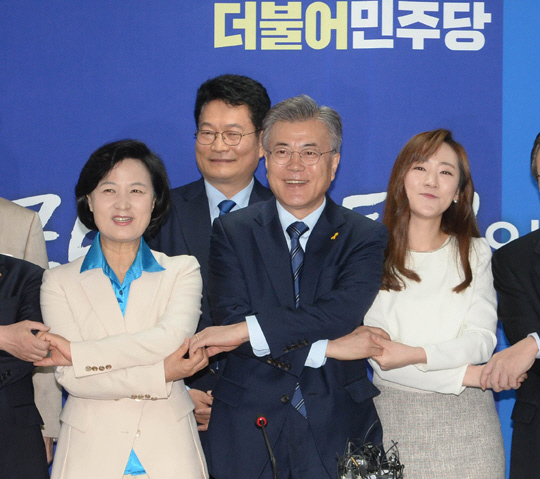문재인(오른쪽 두 번째) 더불어민주당 대선 후보가 10일 여의도당사에서 제1차 국민주권선거대책회의를 주재하기에 앞서 참석자들과 손을 잡고 웃음 짓고 있다.