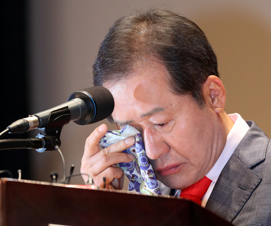 홍준표 자유한국당 대선 후보가 10일 오전 경남도청 대강당에서 열린 경남지사 퇴임식에서 손수건으로 눈물을 닦고 있다.