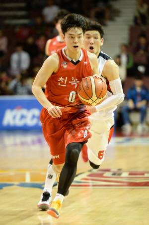 KGC인삼공사의 박재한이 10일 안양실내체육관에서 열린 2016∼2017 KCC 프로농구 4강 플레이오프 모비스와의 1차전에서 양동근(뒤)을 따돌리고 드리블하고 있다.  KBL제공