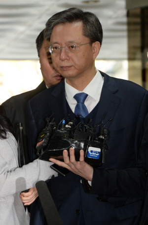 우병우 전 청와대 민정수석이 11일 오전 구속영장심사를 받기 위해 서초동 서울중앙지법에 들어서며 기자들의 질문을 받고 있다.