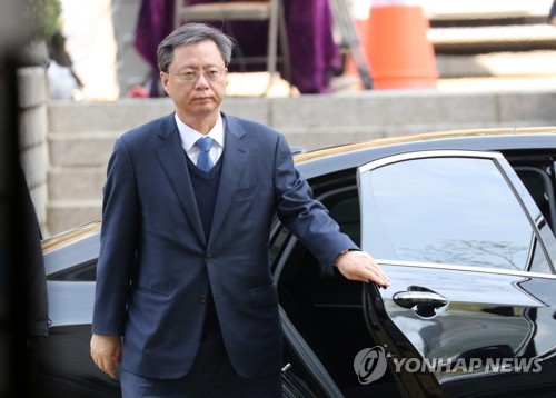 (서울=연합뉴스) 우병우 전 청와대 민정수석비서관이 11일 오전 서초구 서울중앙지법에서 구속 전 피의자 심문(영장실질심사)에 출석하기 위해 차에서 내리고 있다.