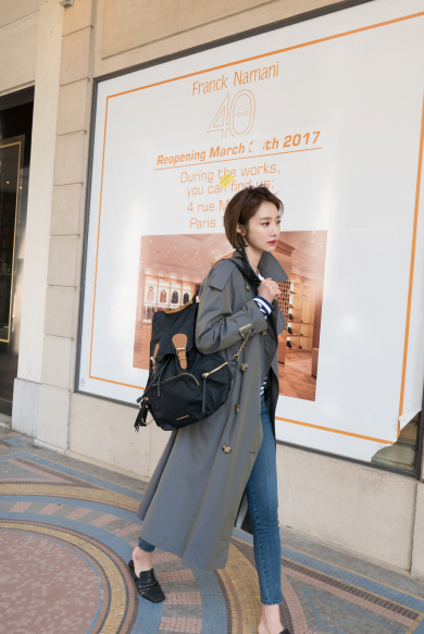 최근 프랑스 파리에서 배우 고준희가 스톰 블루 색상의 드레이프 디테일이 돋보이는 트로피컬 개버딘 트렌치코트와 브라운 레더 트리밍이 특징인 블랙 럭색을 스타일리시하게 소화한 모습이 포착됐다.