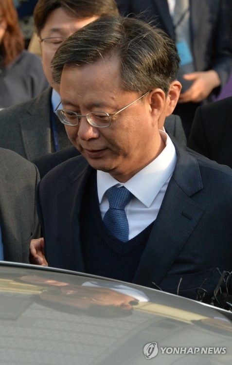 우병우 전 청와대 민정수석비서관이 11일 오후 서울 서초구 서울중앙지법에서 영장실질심사를 마치고 법원을 나서며 차량에 탑승하고 있다.