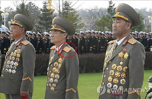 (서울=연합뉴스) 렴철성 북한군 총정치국 선전 담당 부국장이 최근 중장(별 2개)에서 상장(별 3개)으로 진급한 사실이 북한 매체를 통해 12일 확인됐다. 조선중앙TV가 방영한 지난 10일 북한군 육군, 해군, 항공 및 반항공군(공군) 장병들의 ‘김정은 충성맹세’ 예식 장면을 연합뉴스가 확인한 결과 종전 중장 계급이던 렴철성은 상장 계급장을 달고 참석했다. 2017.4.12