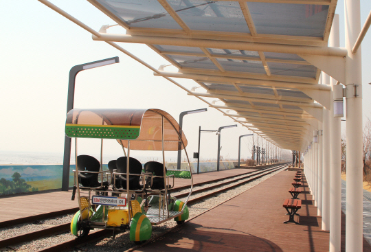 오는 29일 개장하는 인천 중구 영종 하늘도시의 씨사이드파크 내에 해안을 따라 왕복 5.6㎞를 달릴 수 있는 레일바이크가 설치돼 있다. 인천경제자유구역청 제공