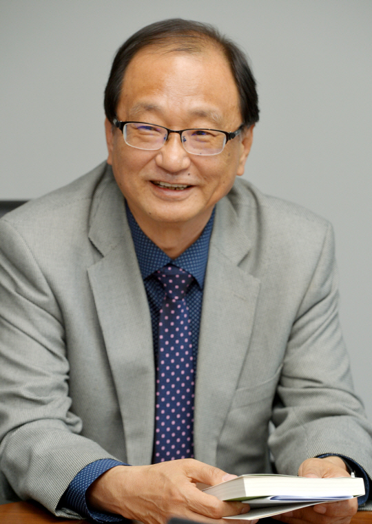 재미 저술가 이충렬 씨가 13일 문화일보를 찾아 전기문학의 가치와 중요성을 역설하고 있다.