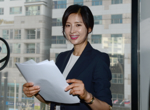윤선희 씨가 13일 서울 서초구에 위치한 한 헬스 트레이닝센터에서 자신의 ‘50대 건강비결’에 대해 설명하고 있다.  신창섭 기자