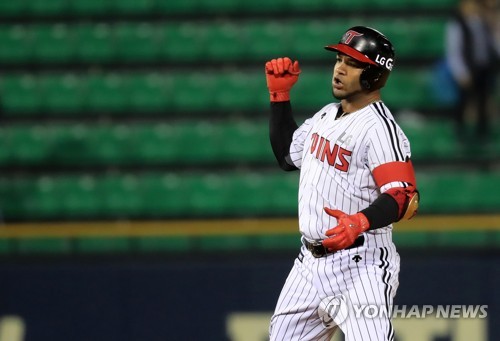 14일 오후 서울 잠실야구장에서 열린 2017 KBO리그 kt 위즈 대 LG 트윈스의 경기. 6회 말 1사 만루 때 LG 히메네스가 3타점 2루타를 친 포효하고 있다.