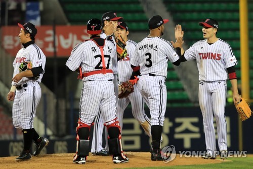14일 오후 서울 잠실야구장에서 열린 2017 KBO리그 kt 위즈 대 LG 트윈스의 경기. 5-2, LG의 승리로 경기가 끝난 후 LG 선수들이 기뻐하고 있다