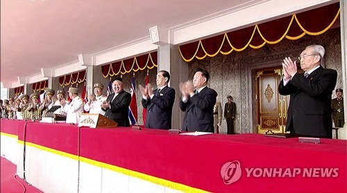 (서울=연합뉴스) 북한 조선중앙TV가 김일성 주석의 105번째 생일(태양절)을 맞아 15일 오전 평양 김일성광장에서 진행중인 열병식을 생중계하고 있다.