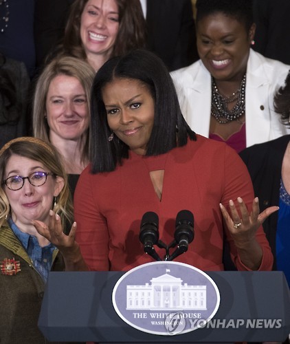 퍼스트레이디 시절 쫙 펴진 생머리를 한 미셸 오바마 [연합뉴스 자료사진]