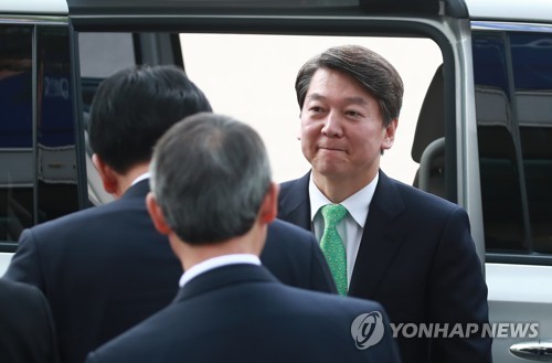 (서울=연합뉴스) 국민의당 안철수 대선후보가 16일 오전 서울 노원구 순복음노원교회에서 부활절 예배에 참석하기 위해 차에서 내려 교회로 들어가고 있다.