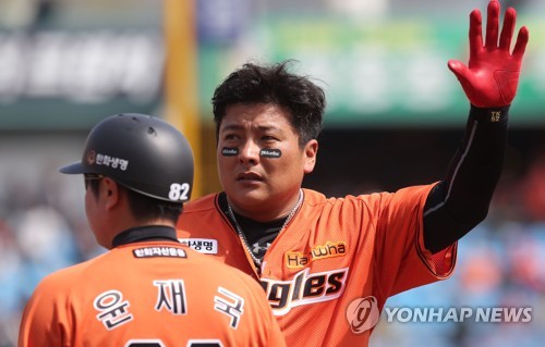 (대전=연합뉴스)16일 오후 대전 한화생명 이글스 파크에서 열린 2017 타이어뱅크 프로야구 한화와 SK의 경기. 1회말 2사 주자 1루에서 한화 김태균이 안타를 치고서 1루에 나가 팬들에게 인사하고 있다. 박종호(당시 현대)에 이은 KBO 리그 역대 두 번째 59경기 연속 출루 달성.