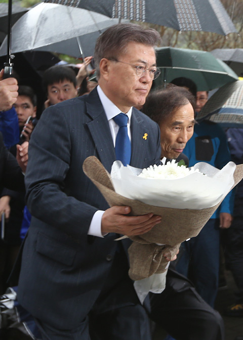 문재인 더불어민주당 대선후보가 17일 오전 대구 ‘2·28 민주의거 기념탑’에 참배하고 있다.