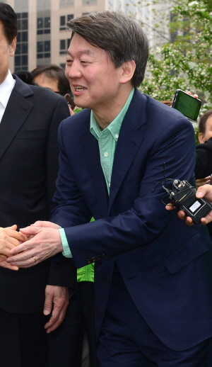 안철수 국민의당 대선후보가 17일 오전 서울 광화문 사거리에서 시민들에게 인사하고 있다.