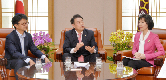 강원택(왼쪽부터) 서울대 정치외교학부 교수, 김대년 중앙선거관리위원회 사무총장, 서현진 성신여대 사회교육학과 교수가 지난 14일 중앙선관위 회의실에서 정책 선거를 주제로 토론을 벌이고 있다. 김낙중 기자 sanjoong@